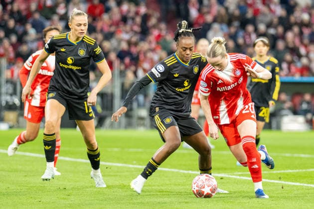 Melvine Malard 9 Manchester United, ManU Women) im Zweikampf mit Franziska Kett 20 (FC Bayern Muenchen), FC Bayern Frauen - Manchester United, Fussball, Champions League Viertelfinale Rueckspiel, 01.04.2026 DFB regulations prohibit any use of photographs as image sequences and or quasi-video Muenchen Bayern Deutschland