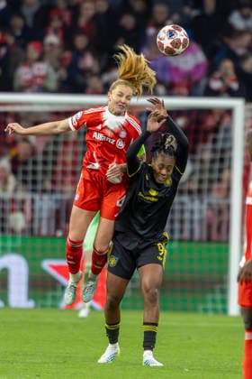 München, Deutschland 01. April 2026: UEFA Womens Champions League - 2025 2026 - Viertelfinale - FC Bayern München gegen Manchester United, ManU Im Bild: v. li. im Zweikampf Glodis Viggosdottir (FCB) und Melvine Malard (Man Utd) Allianz Arena Bayern Copyright: xFotostandx xSchäferx