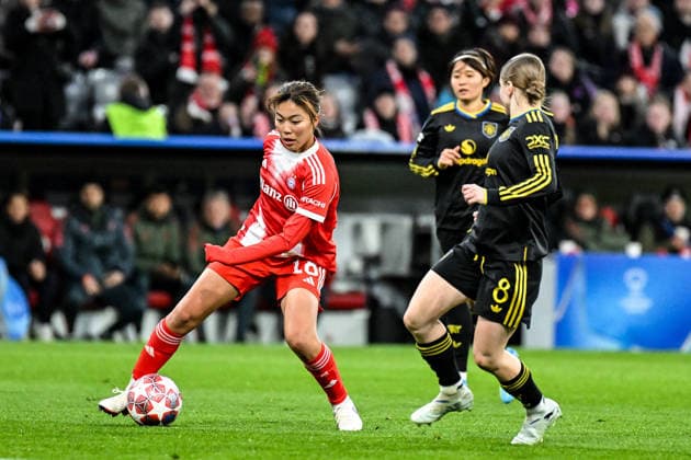 Fußball I Frauen I Saison 2025-2026 I Champions League I Viertelfinale I FC Bayern München - Manchester United, ManU I 01.04.2026 Zweikampf Momoko Tanikawa (18, FC Bayern München) gegen Jess Park (8, Manchester United) München Allianz-Arena (Werner-Heisenberg-Allee 25) Bayern Deutschland Copyright: xLobeca InesxHähnelx