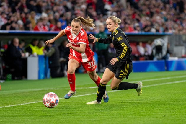 Georgia Stanway (31 FC Bayern) und Hanna Lundkvist (5 Manchester) in Aktion beim UEFA Womens Champions League Spiel FC Bayern München Manchester United, ManU am 01.04.2026. München Allianz Arena Bayern Deutschland