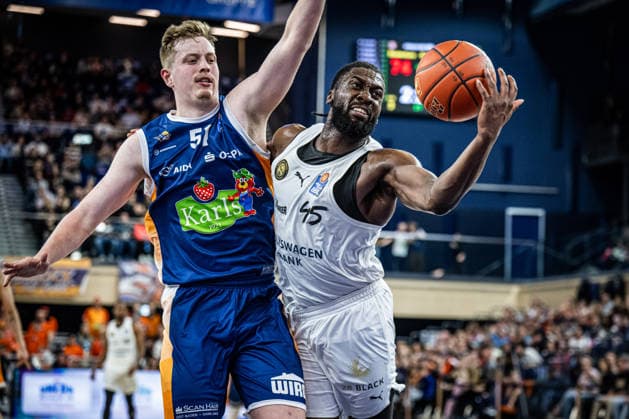 Rostock, Deutschland 01. April 2026: 1.BBL - 2025 2026 - Rostock Seawolves gegen Basketball Löwen Braunschweig Im Bild: v. li. im Zweikampf Bent Leuchten (Rostock Seawolves) und Oluwasimisola Shittu (LÖWEN Braunschweig) Copyright: xFotostandx xVoelkerx