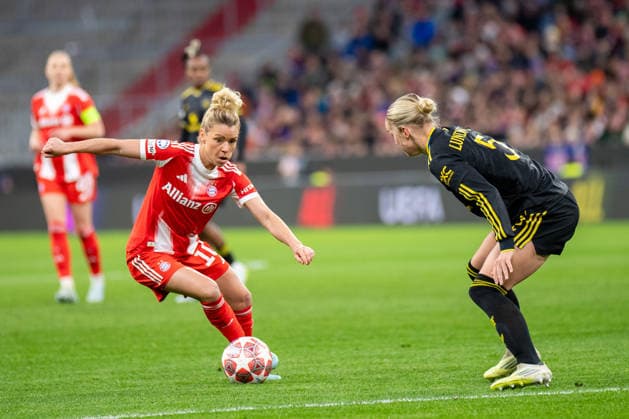 Linda Dallmann (10 FC Bayern) und Hanna Lundkvist (5 Manchester) in Aktion beim UEFA Womens Champions League Spiel FC Bayern München Manchester United, ManU am 01.04.2026. München Allianz Arena Bayern Deutschland