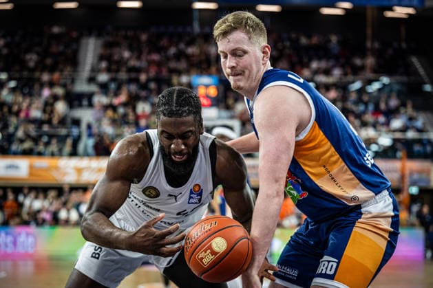 Rostock, Deutschland 01. April 2026: 1.BBL - 2025 2026 - Rostock Seawolves gegen Basketball Löwen Braunschweig Im Bild: v. li. im Zweikampf Oluwasimisola Shittu (LÖWEN Braunschweig) und Bent Leuchten (Rostock Seawolves) Copyright: xFotostandx xVoelkerx