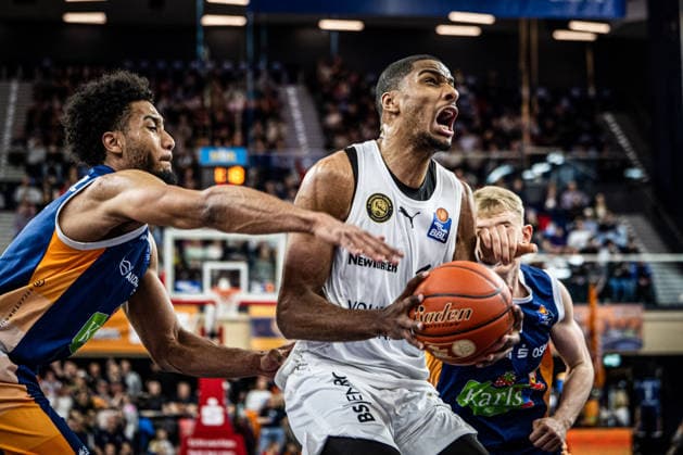 Rostock, Deutschland 01. April 2026: 1.BBL - 2025 2026 - Rostock Seawolves gegen Basketball Löwen Braunschweig Im Bild: v. li. im Zweikampf D Shawn Schwartz (Rostock Seawolves) , David NGuessan (LÖWEN Braunschweig) und Lukasz Kolenda (Rostock Seawolves) Copyright: xFotostandx xVoelkerx