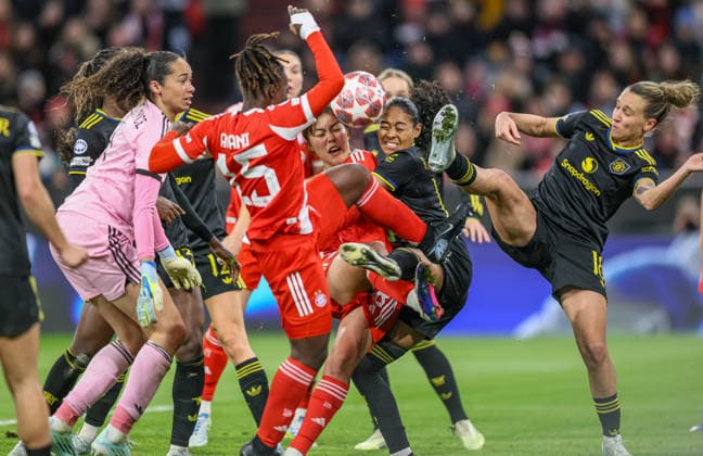 GER, München, Bayern München vs Manchester United, ManU Women s Champions League, Fussball, UEFA, Spielzeit 2025 2026, Allianz Arena, Viertelfinale, Rückspiel im Bild: Momoko Tanikawa (Bayern München 18), Jayde Riviere (Manchester United Frauen 14), Gewusel im Strafraum DFB DFL REGULATIONS PROHIBIT ANY USE OF PHOTOGRAPHS AS IMAGE SEQUENCES AND OR QUASI-VIDEO, 01.04.2026 Copyright: HMBxMedia HendrikxHamelau