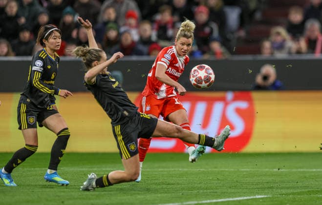 GER, München, Bayern München vs Manchester United, ManU Women s Champions League, Fussball, UEFA, Spielzeit 2025 2026, Allianz Arena, Viertelfinale, Rückspiel im Bild v.l.: Julia Zigotti (Manchester United Frauen 18), Linda Dallmann (Bayern München 10), Torschuss DFB DFL REGULATIONS PROHIBIT ANY USE OF PHOTOGRAPHS AS IMAGE SEQUENCES AND OR QUASI-VIDEO, 01.04.2026 Copyright: HMBxMedia HendrikxHamelau
