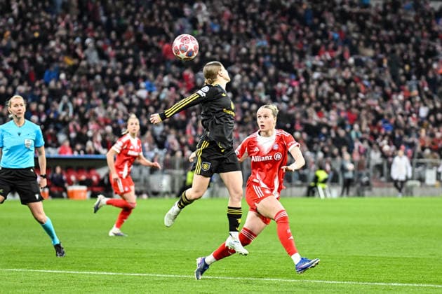 Fußball I Frauen I Saison 2025-2026 I Champions League I Viertelfinale I FC Bayern München - Manchester United, ManU I 01.04.2026 Jess Park (8, Manchester United) köpft den Ball vor Franziska Kett (20, FC Bayern München) in der Luft weg München Allianz-Arena (Werner-Heisenberg-Allee 25) Bayern Deutschland Copyright: xLobeca InesxHähnelx