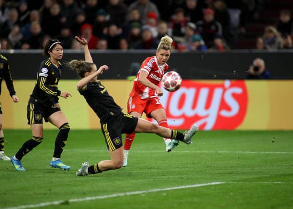 Fussball, Frauen, Frauen Champions League, Viertelfinale Rückspiel, Saison 2025 2026, FC Bayern München - Manchester United, ManU Allianz Arena Linda Dallmann (FC Bayern München) schiesst einen Flanke in den Strafraum