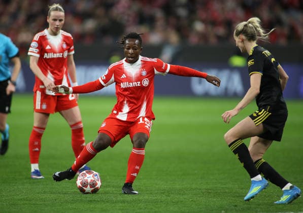 Fussball, Frauen, Frauen Champions League, Viertelfinale Rückspiel, Saison 2025 2026, FC Bayern München - Manchester United, ManU Allianz Arena Bernadette Amani (FC Bayern München) bei einem Torschuss