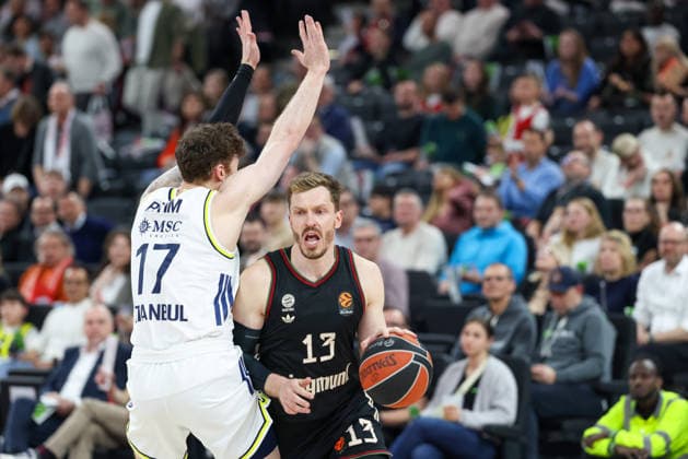 Andreas Obst (FC Bayern Basketball, 13) mit Onuralp Bitim (Fenerbahce Beko Istanbul, 17), GER, FC Bayern Basketball vs. Fenerbahce Beko Istanbul, Basketball, Euroleague, 35. Spieltag, Saison 2025 2026, 01.04.2026, GER, FC Bayern Basketball vs. Fenerbahce Beko Istanbul, Basketball, Euroleague, 35. Spieltag, Saison 2025 2026, 01.04.2026 Muenchen Copyright: xEibner-Pressefoto JennixMaulx EP_JML