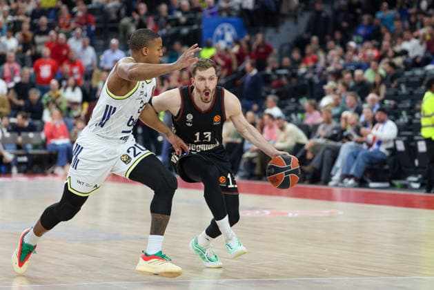 Andreas Obst (FC Bayern Basketball, 13) mit Devon Hall (Fenerbahce Beko Istanbul, 20), GER, FC Bayern Basketball vs. Fenerbahce Beko Istanbul, Basketball, Euroleague, 35. Spieltag, Saison 2025 2026, 01.04.2026, GER, FC Bayern Basketball vs. Fenerbahce Beko Istanbul, Basketball, Euroleague, 35. Spieltag, Saison 2025 2026, 01.04.2026 Muenchen Copyright: xEibner-Pressefoto JennixMaulx EP_JML