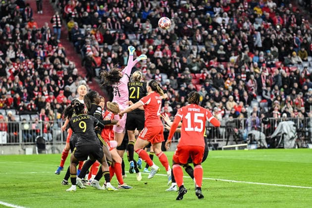 Fußball I Frauen I Saison 2025-2026 I Champions League I Viertelfinale I FC Bayern München - Manchester United, ManU I 01.04.2026 Phallon Tullis-Joyce (91, Manchester United) steigt im Strafraumgetümmel hoch, um den Ball zu fangen München Allianz-Arena (Werner-Heisenberg-Allee 25) Bayern Deutschland Copyright: xLobeca InesxHähnelx