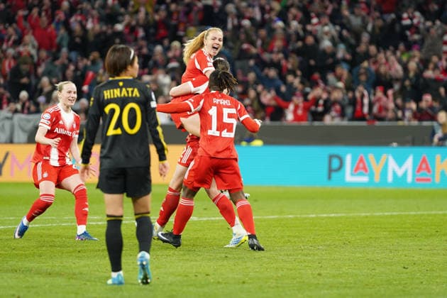 Glodis Viggosdottir (4 FC Bayern) , Bernadette Amani (15 Bayern) jubeln über das Tor zum 1-1 beim UEFA Womens Champions League Spiel FC Bayern München Manchester United, ManU am 01.04.2026. München Allianz Arena Bayern Deutschland