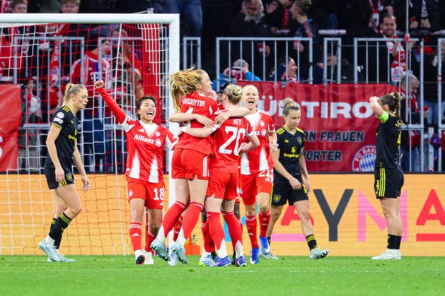 Team (FC Bayern München) Tor zum 1 : 1 beim Spiel zwischen FC Bayern München v Manchester United, ManU Fußball, Frauen, UEFA Womens Champions League, 2025 2026, 8.Spieltag Viertelfinale am 01.04.2026 in München, Allianz Arena. Bayern Deutschland