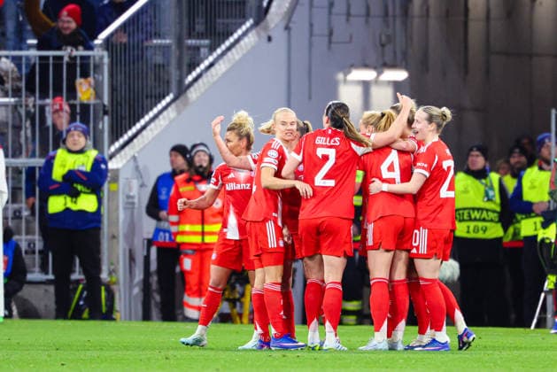 Team (FC Bayern München) Tor zum 1 : 1 beim Spiel zwischen FC Bayern München v Manchester United, ManU Fußball, Frauen, UEFA Womens Champions League, 2025 2026, 8.Spieltag Viertelfinale am 01.04.2026 in München, Allianz Arena. Bayern Deutschland