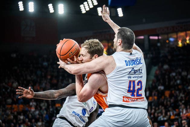 Neu Ulm, Deutschland, 01.04.26: Christian Sengfelder (ratiopharm ulm) und Nemanja Djurisic (Syntainics MBC) im Zweikampf waehrend des Basketball Bundesliga Spiels zwischen ratiopharm ulm vs Syntainics MBC in der ratiopharm Arena am 01. April 2026 in Neu Ulm, Deutschland. (Foto von Harry Langer DeFodi Images) ratiopharm Arena, Germany, 01.04.26: Christian Sengfelder (ratiopharm ulm) und Nemanja Djurisic (Syntainics MBC) battle for the ball during the Basketball Bundesliga match between ratiopharm ulm vs Syntainics MBC at Neu Ulm on April 1, 2026 in ratiopharm Arena, Germany. (Photo by Harry Langer DeFodi Images) (Photo by Harry Langer DeFodi Images) -