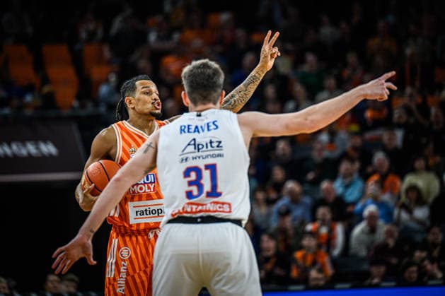 Neu Ulm, Deutschland, 01.04.26: Nelson Weidemann (ratiopharm ulm) und Spencer Reaves (Syntainics MBC) im Zweikampf waehrend des Basketball Bundesliga Spiels zwischen ratiopharm ulm vs Syntainics MBC in der ratiopharm Arena am 01. April 2026 in Neu Ulm, Deutschland. (Foto von Harry Langer DeFodi Images) ratiopharm Arena, Germany, 01.04.26: Nelson Weidemann (ratiopharm ulm) und Spencer Reaves (Syntainics MBC) battle for the ball during the Basketball Bundesliga match between ratiopharm ulm vs Syntainics MBC at Neu Ulm on April 1, 2026 in ratiopharm Arena, Germany. (Photo by Harry Langer DeFodi Images) (Photo by Harry Langer DeFodi Images) -