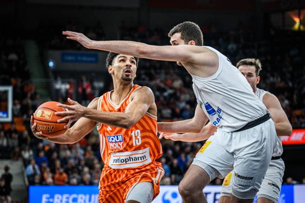 Neu Ulm, Deutschland, 01.04.26: Mark Smith (ratiopharm ulm) im Zweikampf waehrend des Basketball Bundesliga Spiels zwischen ratiopharm ulm vs Syntainics MBC in der ratiopharm Arena am 01. April 2026 in Neu Ulm, Deutschland. (Foto von Harry Langer DeFodi Images) ratiopharm Arena, Germany, 01.04.26: Mark Smith (ratiopharm ulm) battle for the ball during the Basketball Bundesliga match between ratiopharm ulm vs Syntainics MBC at Neu Ulm on April 1, 2026 in ratiopharm Arena, Germany. (Photo by Harry Langer DeFodi Images) (Photo by Harry Langer DeFodi Images) -