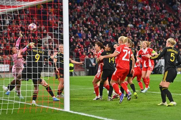 Tor Glodis Perla VIGGOSDOTTIR (FCB,2.v.re) zum 1-1,Aktion,Strafraumszene. Fussball Champions League der Frauen Viertelfinale FC Bayern Muenchen - Manchester United, ManU am 01.04.2026 A L L I A N Z A R E N A .
