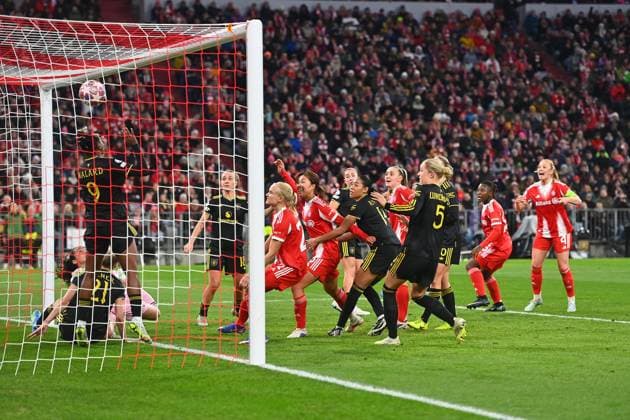 Tor Glodis Perla VIGGOSDOTTIR (FCB,re) zum 1-1,Aktion,Strafraumszene. Fussball Champions League der Frauen Viertelfinale FC Bayern Muenchen - Manchester United, ManU am 01.04.2026 A L L I A N Z A R E N A .