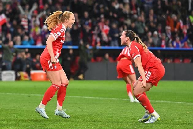 Torjubel Glodis Perla VIGGOSDOTTIR (FCB,li) nach Tor zum 1-1 mit Vanessa GILLES (FCB), Jubel,Freude,Begeisterung,Aktion, Fussball Champions League der Frauen Viertelfinale FC Bayern Muenchen - Manchester United, ManU am 01.04.2026 A L L I A N Z A R E N A .