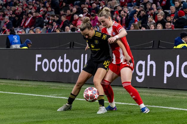 Kampf um den Ball Zweikampf zwischen Julia Zigiotti Manchester United, ManU WFC, 18) und Franziska Kett (FC Bayern Muenchen Frauen, 20) GER, FC Bayern Muenchen vs. Manchester United W.F.C., Fussball, UEFA Womans Champions League, Viertelfinale Rueckspiel, Saison 2025 2026, 01.04.2026. GER, FC Bayern Muenchen vs. Manchester United W.F.C., Fussball, UEFA Womans Champions League, Viertelfinale Rueckspiel, Saison 2025 2026, 01.04.2026. Muenchen Copyright: xEibner-Pressefoto HeikexFeinerx EP_HFR