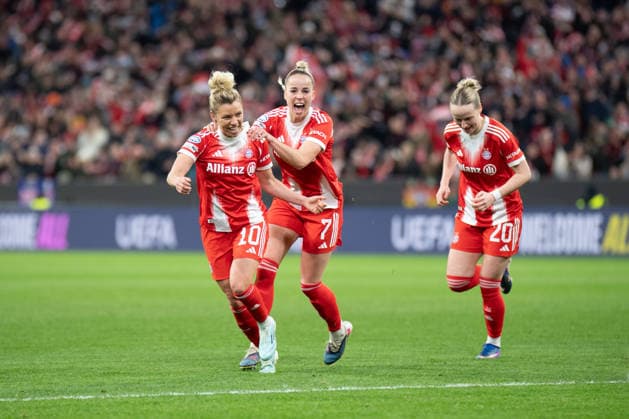 Linda Dallmann (10 FC Bayern), Giulia Gwinn (7 FC Bayern) und Franziska Kett (20 Bayern) jubeln über das Tor zum 2-1 beim UEFA Womens Champions League Spiel FC Bayern München Manchester United, ManU am 01.04.2026. München Allianz Arena Bayern Deutschland