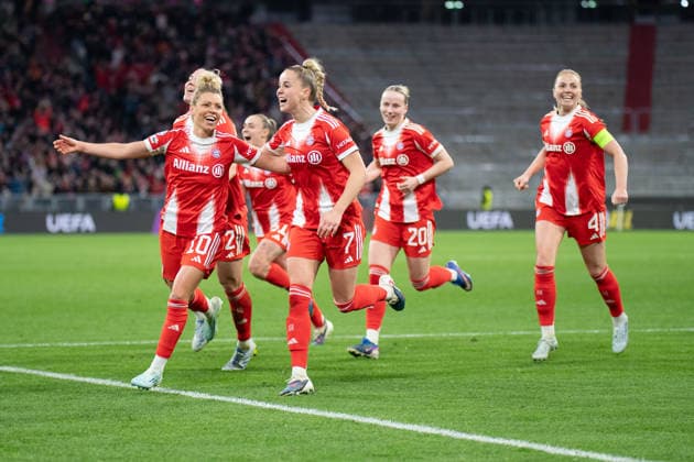 Linda Dallmann (10 FC Bayern), Giulia Gwinn (7 FC Bayern) , Franziska Kett (20 Bayern). und Glodis Viggosdottir (4 FC Bayern) jubeln über das Tor zum 2-1 beim UEFA Womens Champions League Spiel FC Bayern München Manchester United, ManU am 01.04.2026. München Allianz Arena Bayern Deutschland