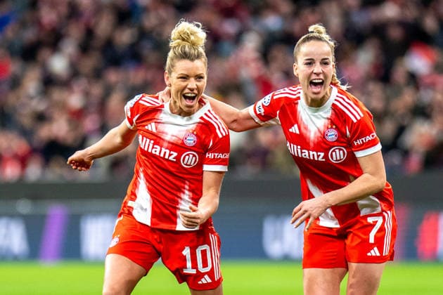 Linda Dallmann (10 FC Bayern) und Giulia Gwinn (7 FC Bayern) jubeln über das Tor zum 2-1 beim UEFA Womens Champions League Spiel FC Bayern München Manchester United, ManU am 01.04.2026. München Allianz Arena Bayern Deutschland