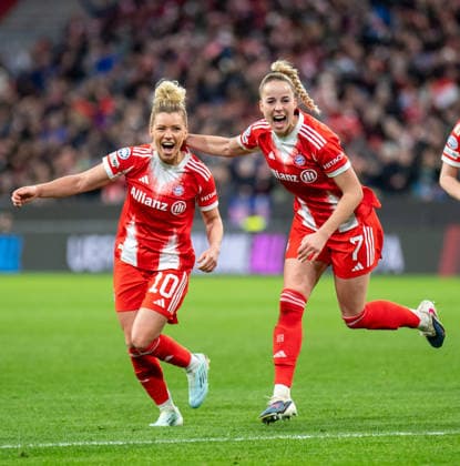 Linda Dallmann (10 FC Bayern) und Giulia Gwinn (7 FC Bayern) jubeln über das Tor zum 2-1 beim UEFA Womens Champions League Spiel FC Bayern München Manchester United, ManU am 01.04.2026. München Allianz Arena Bayern Deutschland