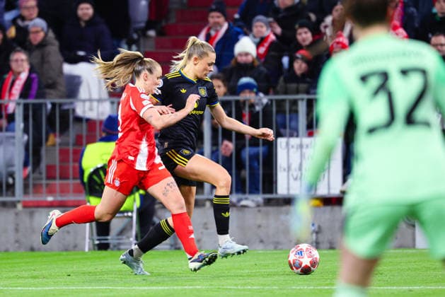 Fridolina Rolfö (12, Manchester United, ManU und Georgia Stanway (31, FC Bayern München) beim Spiel zwischen FC Bayern München v Manchester United, Fußball, Frauen, UEFA Womens Champions League, 2025 2026, 8.Spieltag Viertelfinale am 01.04.2026 in München, Allianz Arena. Bayern Deutschland