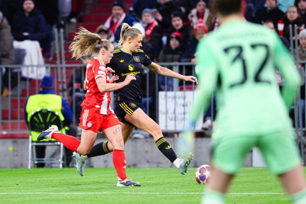 Fridolina Rolfö (12, Manchester United, ManU und Georgia Stanway (31, FC Bayern München) beim Spiel zwischen FC Bayern München v Manchester United, Fußball, Frauen, UEFA Womens Champions League, 2025 2026, 8.Spieltag Viertelfinale am 01.04.2026 in München, Allianz Arena. Bayern Deutschland