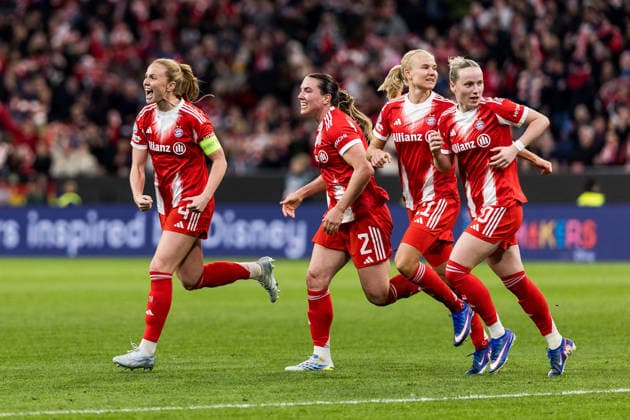MUNICH, GERMANY - APRIL 1: Glodis Perla Viggosdottir (FC Bayern Muenchen, 4) celebrates scoring the 1:1 goal with her teammates during the UEFA Women™s Champions League Quarter final match between FC Bayern Muenchen vs. Manchester United, ManU at Allianz Arena on the 2nd leg of the UEFA Women™s Champions League Quarter finals on April 1, 2026 in Munich, Germany. Bavaria Germany Copyright: xSteffiexWunderlx