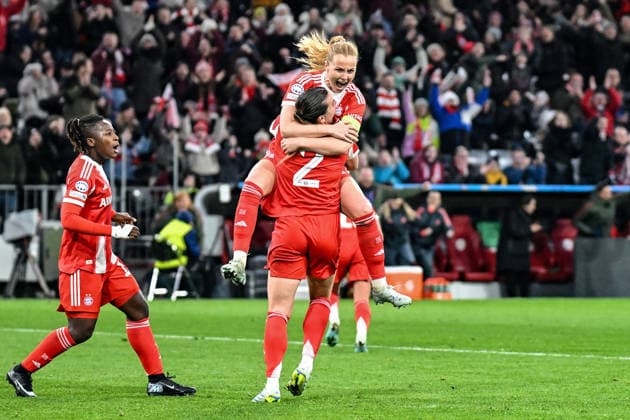 Fußball I Frauen I Saison 2025-2026 I Champions League I Viertelfinale I FC Bayern München - Manchester United, ManU I 01.04.2026 Torjubel Torschützin Glodis Viggosdottir (4, FC Bayern München) mit Vanessa Gilles (2, FC Bayern München) München Allianz-Arena (Werner-Heisenberg-Allee 25) Bayern Deutschland Copyright: xLobeca InesxHähnelx
