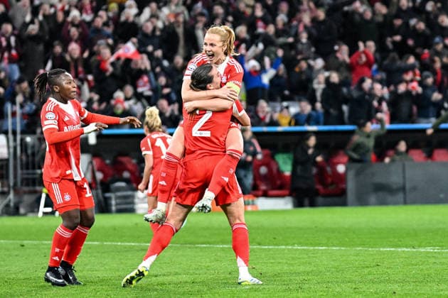 Fußball I Frauen I Saison 2025-2026 I Champions League I Viertelfinale I FC Bayern München - Manchester United, ManU I 01.04.2026 Torjubel Torschützin Glodis Viggosdottir (4, FC Bayern München) mit Vanessa Gilles (2, FC Bayern München) München Allianz-Arena (Werner-Heisenberg-Allee 25) Bayern Deutschland Copyright: xLobeca InesxHähnelx