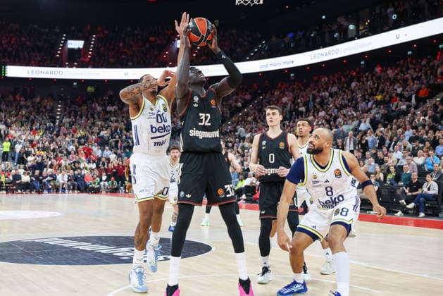 Wenyen Gabriel (FC Bayern Basketball, 32) mit Armando Bacot (Fenerbahce Beko Istanbul, 00) und Talen Horton Tucker (Fenerbahce Beko Istanbul, 08), mit Nenad Dimitrijevic (FC Bayern Basketball, 00), GER, FC Bayern Basketball vs. Fenerbahce Beko Istanbul, Basketball, Euroleague, 35. Spieltag, Saison 2025 2026, 01.04.2026, GER, FC Bayern Basketball vs. Fenerbahce Beko Istanbul, Basketball, Euroleague, 35. Spieltag, Saison 2025 2026, 01.04.2026 Muenchen Copyright: xEibner-Pressefoto JennixMaulx EP_JML
