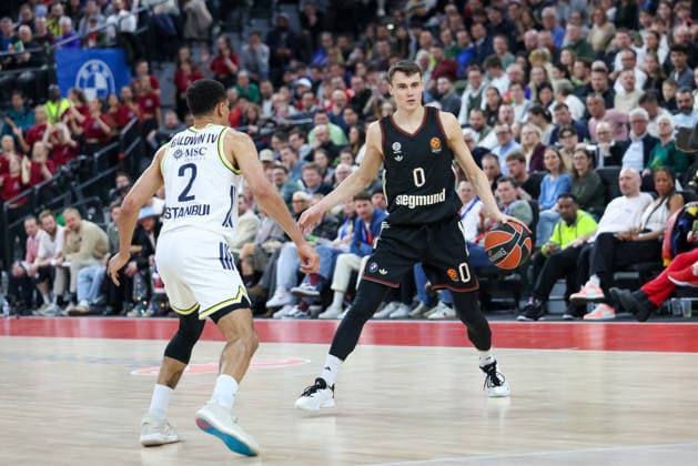 Nenad Dimitrijevic (FC Bayern Basketball, 00) mit Wade Baldwin (Fenerbahce Beko Istanbul, 02), GER, FC Bayern Basketball vs. Fenerbahce Beko Istanbul, Basketball, Euroleague, 35. Spieltag, Saison 2025 2026, 01.04.2026, GER, FC Bayern Basketball vs. Fenerbahce Beko Istanbul, Basketball, Euroleague, 35. Spieltag, Saison 2025 2026, 01.04.2026 Muenchen Copyright: xEibner-Pressefoto JennixMaulx EP_JML