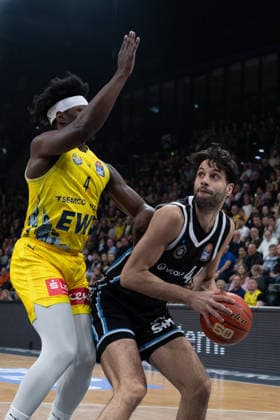 GER, Basketball, easy Credit- BBL, EWE Baskets Oldenburg vs Veolia Towers Hamburg 01.04.2026, EWE Arena, Oldenburg, GER, easy Credit-BBL, EWE Baskets Oldenburg vs Veolia Towers Hamburg, im Bild Benedikt TURUDIC ( Veolia Towers Hamburg 44 ) Brain FOBBS ( EWE Baskets Oldenburg 4 )