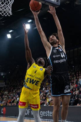 GER, Basketball, easy Credit- BBL, EWE Baskets Oldenburg vs Veolia Towers Hamburg 01.04.2026, EWE Arena, Oldenburg, GER, easy Credit-BBL, EWE Baskets Oldenburg vs Veolia Towers Hamburg, im Bild Benedikt TURUDIC ( Veolia Towers Hamburg 44 ) Brain FOBBS ( EWE Baskets Oldenburg 4 )