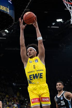 GER, Basketball, easy Credit- BBL, EWE Baskets Oldenburg vs Veolia Towers Hamburg 01.04.2026, EWE Arena, Oldenburg, GER, easy Credit-BBL, EWE Baskets Oldenburg vs Veolia Towers Hamburg, im Bild Nicholas TISCHLER ( EWE Baskets Oldenburg 11 ) holt sich den Rebound