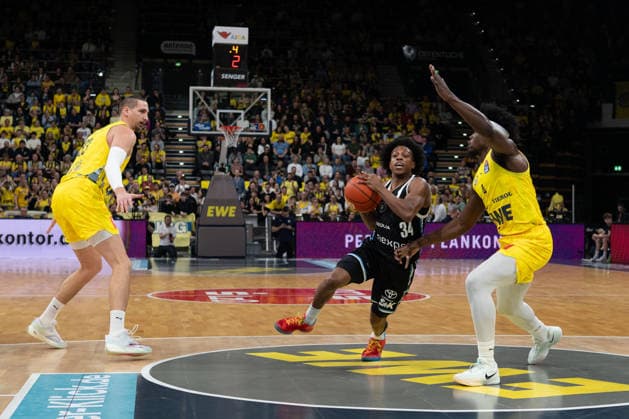 GER, Basketball, easy Credit- BBL, EWE Baskets Oldenburg vs Veolia Towers Hamburg 01.04.2026, EWE Arena, Oldenburg, GER, easy Credit-BBL, EWE Baskets Oldenburg vs Veolia Towers Hamburg, im Bild Ross WILLIAMS ( Veolia Towers Hamburg 34 ) Tomislav ZUBCIC ( EWE Baskets Oldenburg 33 ) Brain FOBBS ( EWE Baskets Oldenburg 4 )