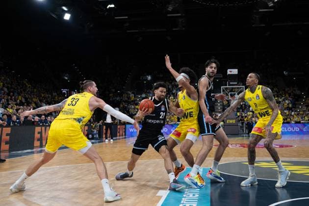 GER, Basketball, easy Credit- BBL, EWE Baskets Oldenburg vs Veolia Towers Hamburg 01.04.2026, EWE Arena, Oldenburg, GER, easy Credit-BBL, EWE Baskets Oldenburg vs Veolia Towers Hamburg, im Bild Devon DANIELS ( Veolia Towers Hamburg 21 ) Nicholas TISCHLER ( EWE Baskets Oldenburg 11 ) Tomislav ZUBCIC ( EWE Baskets Oldenburg 33 ) Benedikt TURUDIC ( Veolia Towers Hamburg 44 ) Michale KYSER ( EWE Baskets Oldenburg 12 )