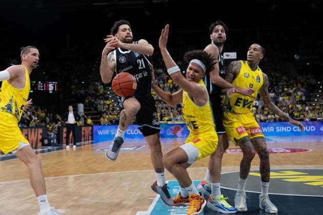 GER, Basketball, easy Credit- BBL, EWE Baskets Oldenburg vs Veolia Towers Hamburg 01.04.2026, EWE Arena, Oldenburg, GER, easy Credit-BBL, EWE Baskets Oldenburg vs Veolia Towers Hamburg, im Bild Devon DANIELS ( Veolia Towers Hamburg 21 ) Nicholas TISCHLER ( EWE Baskets Oldenburg 11 ) Tomislav ZUBCIC ( EWE Baskets Oldenburg 33 ) Benedikt TURUDIC ( Veolia Towers Hamburg 44 ) Michale KYSER ( EWE Baskets Oldenburg 12 ) *** GER, Basketball, easy Credit BBL, EWE Baskets Oldenburg vs Veolia Towers Hamburg 01 04 2026, EWE Arena, Oldenburg, GER, easy Credit BBL, EWE Baskets Oldenburg vs Veolia Towers Hamburg, pictured Devon DANIELS Veolia Towers Hamburg 21 Nicholas TISCHLER EWE Baskets Oldenburg 11 Tomislav ZUBCIC EWE Baskets Oldenburg 33 Benedikt TURUDIC Veolia Towers Hamburg 44 Michale KYSER EWE Baskets Oldenburg 12 nordphotoxgmbhx xRojahn nph00310