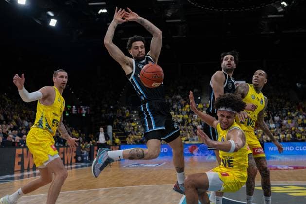 GER, Basketball, easy Credit- BBL, EWE Baskets Oldenburg vs Veolia Towers Hamburg 01.04.2026, EWE Arena, Oldenburg, GER, easy Credit-BBL, EWE Baskets Oldenburg vs Veolia Towers Hamburg, im Bild Devon DANIELS ( Veolia Towers Hamburg 21 ) Nicholas TISCHLER ( EWE Baskets Oldenburg 11 ) Tomislav ZUBCIC ( EWE Baskets Oldenburg 33 ) Benedikt TURUDIC ( Veolia Towers Hamburg 44 ) Michale KYSER ( EWE Baskets Oldenburg 12 )