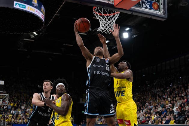 GER, Basketball, easy Credit- BBL, EWE Baskets Oldenburg vs Veolia Towers Hamburg 01.04.2026, EWE Arena, Oldenburg, GER, easy Credit-BBL, EWE Baskets Oldenburg vs Veolia Towers Hamburg, im Bild Kenneth OGBE ( Veolia Towers Hamburg 25 ) Dakarai TUCKER ( EWE Baskets Oldenburg 7 ) Brain FOBBS ( EWE Baskets Oldenburg 4 ) Niklas WIMBERG ( Veolia Towers Hamburg 17 )