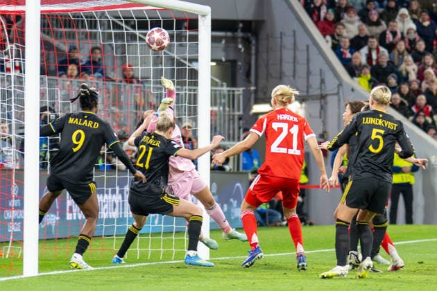 Torschuss zum 1:1, Ausgleich durch Pernille Harder 21 (FC Bayern Muenchen), Phallon Tullis-Joyce 91 Manchester United, ManU Women) kann nicht halten, FC Bayern Frauen - Manchester United, Fussball, Champions League Viertelfinale Rueckspiel, 01.04.2026 DFB regulations prohibit any use of photographs as image sequences and or quasi-video Muenchen Bayern Deutschland
