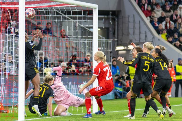 Torschuss zum 1:1, Ausgleich durch Pernille Harder 21 (FC Bayern Muenchen), Phallon Tullis-Joyce 91 Manchester United, ManU Women) kann nicht halten, FC Bayern Frauen - Manchester United, Fussball, Champions League Viertelfinale Rueckspiel, 01.04.2026 DFB regulations prohibit any use of photographs as image sequences and or quasi-video Muenchen Bayern Deutschland