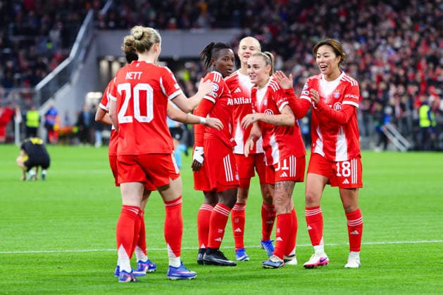 Team (FC Bayern München) freut sich über den Sieg beim Spiel zwischen FC Bayern München v Manchester United, ManU Fußball, Frauen, UEFA Womens Champions League, 2025 2026, 8.Spieltag Viertelfinale am 01.04.2026 in München, Allianz Arena. Bayern Deutschland