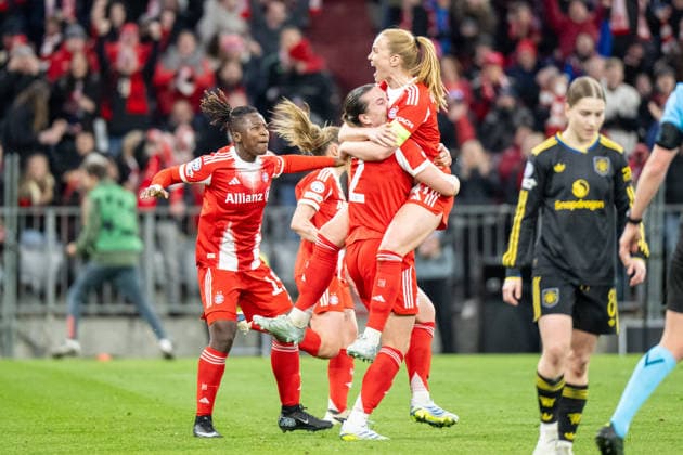 Torjubel zum 1:1 Bernadette Kakounan 15 (FC Bayern Muenchen), Vanessa Gilles 2 (FC Bayern Muenchen), Glodis Perla Viggosdottir 4 (FC Bayern Muenchen), FC Bayern Frauen - Manchester United, ManU Fussball, Champions League Viertelfinale Rueckspiel, 01.04.2026 DFB regulations prohibit any use of photographs as image sequences and or quasi-video Muenchen Bayern Deutschland