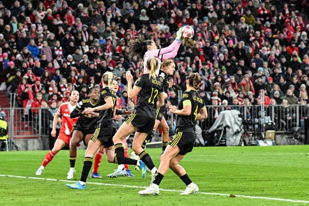 Fußball I Frauen I Saison 2025-2026 I Champions League I Viertelfinale I FC Bayern München - Manchester United, ManU I 01.04.2026 Phallon Tullis-Joyce (91, Manchester United) springt hoch und fängt den Ball in der Luft München Allianz-Arena (Werner-Heisenberg-Allee 25) Bayern Deutschland Copyright: xLobeca InesxHähnelx